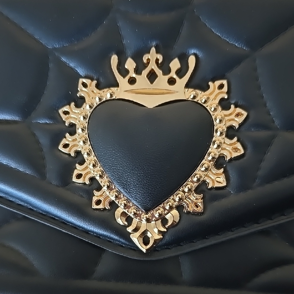 Elegant Black Quilted Bag with Gold Chain - Picture 6 of 6